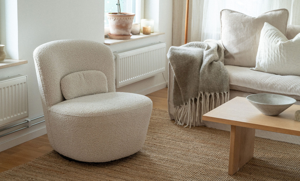 GIGI Swivel lenestol Boucl Offwhite i gruppen Stue / Lenestoler / Hvite lenestoler hos Sofas & more (A001-LAM-2)