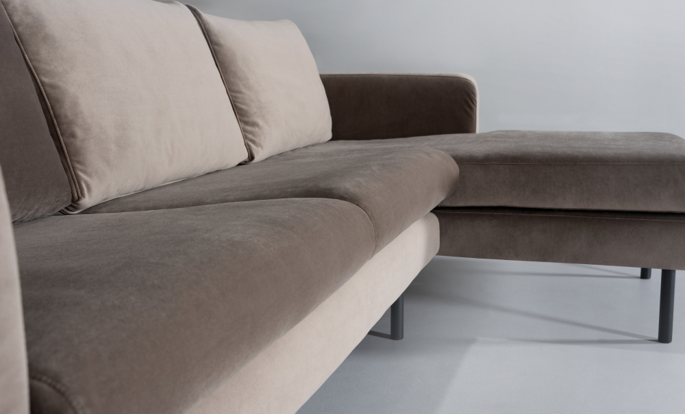 SANDHAMN Divansofa Hyre Velvet Beige i gruppen Stue / Sofaer / Flyelssofaer / hos Sofas & more (SA3DSA03)